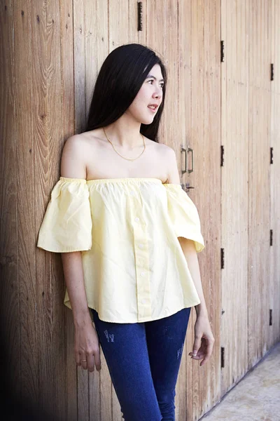 Uzun siyah saçlı Asyalı genç portre