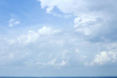 bulutlar yaz arka plan ile mavi gökyüzü