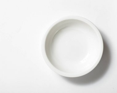 Beyaz arka plan üzerinde boş kase Üstten Görünüm