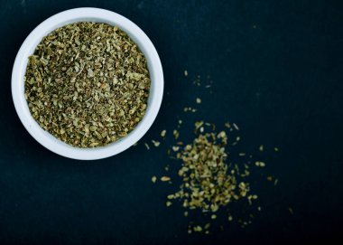 Kurutulmuş kekik otlar siyah arka plan üzerine beyaz kase