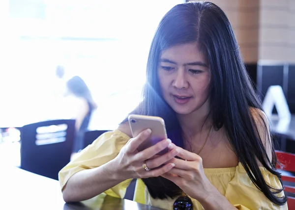 Bella Giovane Donna Che Parla Smartphone Caffè Parlando Online Con — Foto Stock