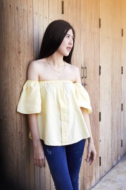 Uzun siyah saçlı Asyalı genç portre