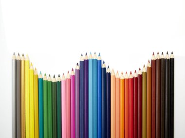 Beyaz zemin üzerinde birçok farklı renkli kalemler