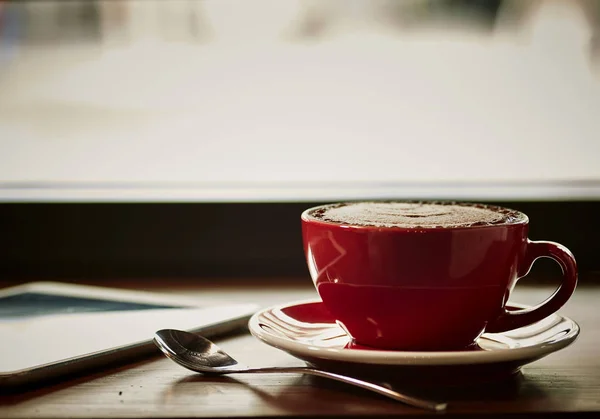 Červený Hrnek Cappuccino Krásnou Latte Art Staré Dřevěné Pozadí — Stock fotografie