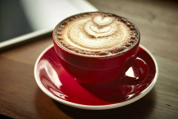 Rote Tasse Cappuccino Mit Schöner Latte Art Auf Altem Holzhintergrund — Stockfoto