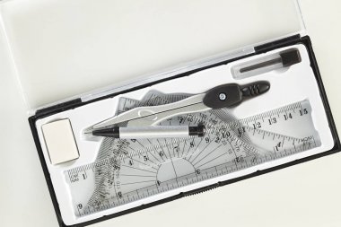 kare kağıt üzerinde matematik okuldan araçları kümesi