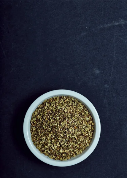Kurutulmuş kekik otlar siyah arka plan üzerine beyaz kase