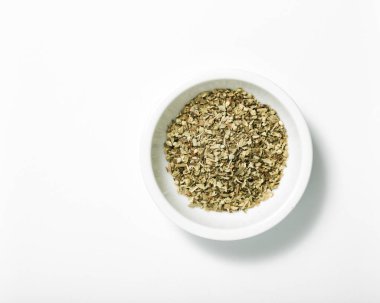 Kurutulmuş kekik kase üzerinde izole beyaz arka plan, üstten görünüm bırakır