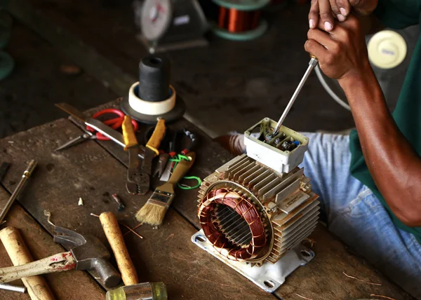 Reparador Durante Los Trabajos Mantenimiento Motores Eléctricos —  Fotos de Stock