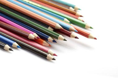 Beyaz zemin üzerinde birçok farklı renkli kalemler