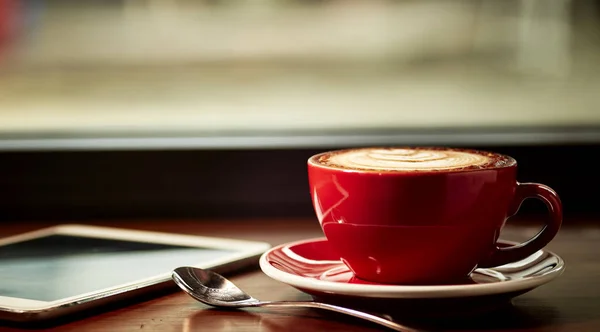 Cappuccino Gyönyörű Latte Art Régi Háttér Piros Pohár — Stock Fotó