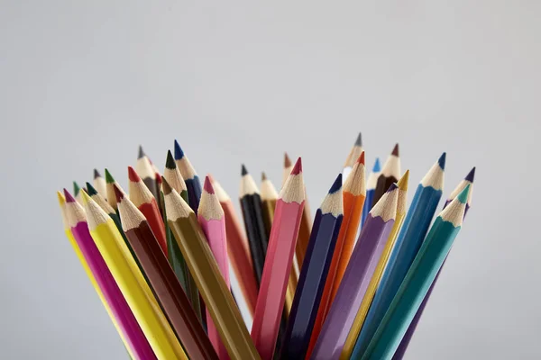 Muchos lápices de diferentes colores sobre fondo blanco — Foto de Stock