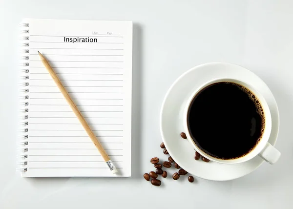 Weiße Tasse Kaffee Morgen Auf Weißem Hintergrund Mit Notizbuch Softfokus — Stockfoto
