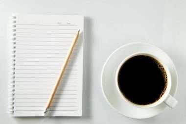 Beyaz ahşap masa defter ile kahve sabah fincan