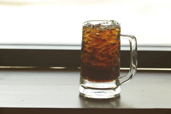 Verre de cola glacé sur la table — Photo