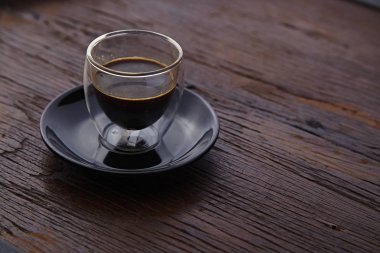 sıcak espresso kahve ahşap masaya vurdu