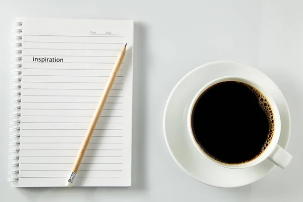 Weiße Tasse Kaffee am Morgen auf Holztisch mit Notizbuch — Stockfoto