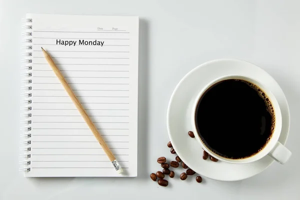 Taza blanca de café mañana en mesa de madera con cuaderno —  Fotos de Stock