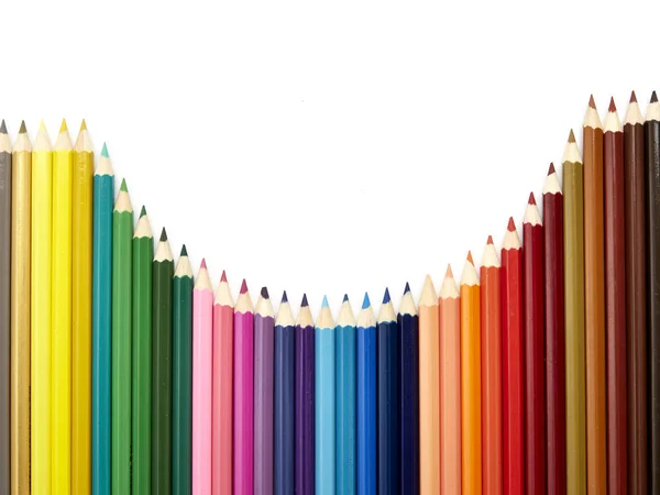 Viele verschiedene Buntstifte auf weißem Hintergrund — Stockfoto