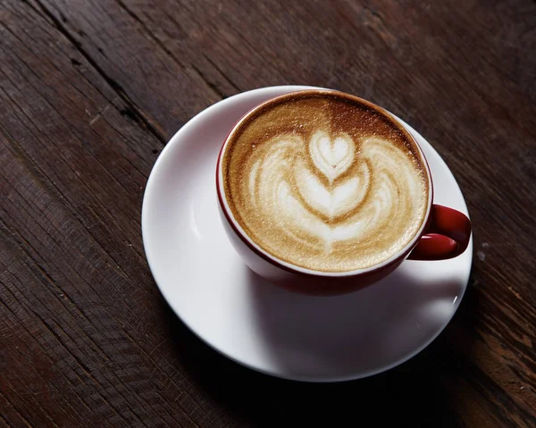 Tasse Herz Latte Art auf Holztisch — Stockfoto
