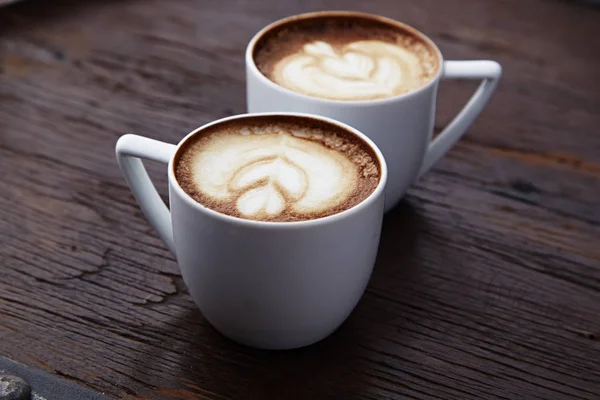 Zwei weiße Tassen Kaffee — Stockfoto