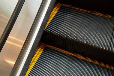 yürüyen merdiven ve modern alışveriş merkezi 