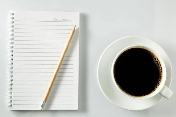 Beyaz ahşap masa defter ile kahve sabah fincan