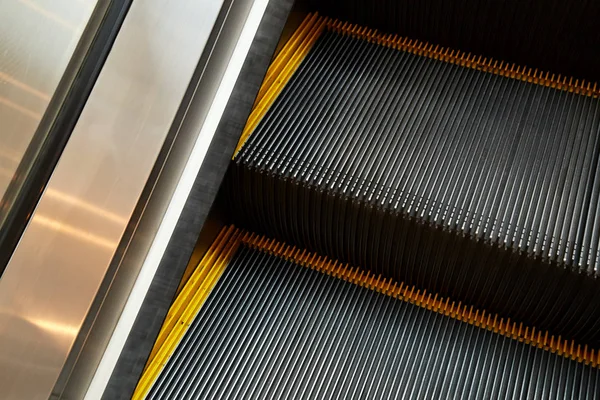 Yürüyen merdiven ve modern alışveriş merkezi — Stok fotoğraf