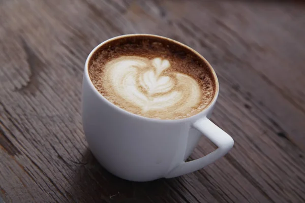 Tasse Herz Latte Art auf Holztisch — Stockfoto