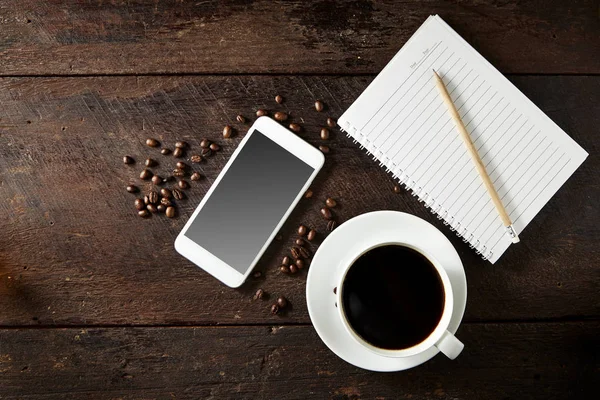 Csésze kávé és a fa, smartphone — Stock Fotó