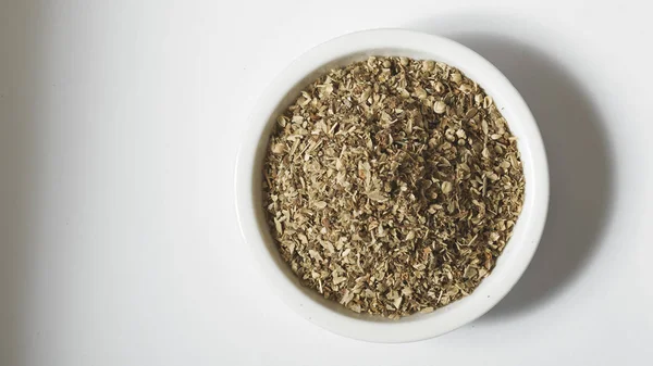 Bowl of dried oregano leaves — Stock Photo, Image