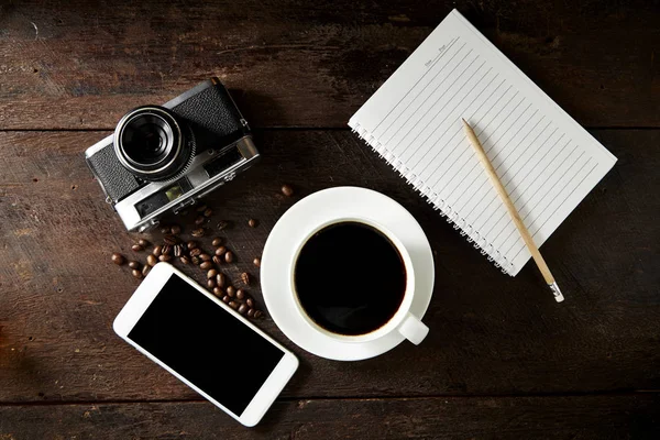 Tasse Kaffee und Smartphone auf dem Holz — Stockfoto