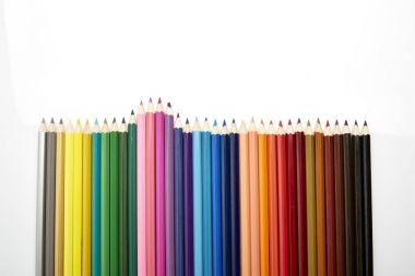 Beyaz zemin üzerinde birçok farklı renkli kalemler