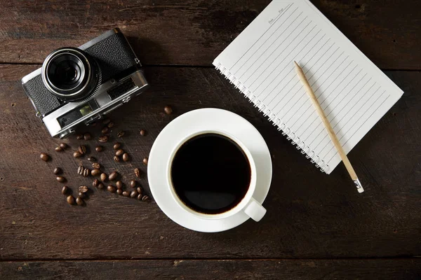 Tasse Kaffee und Smartphone auf dem Holz — Stockfoto