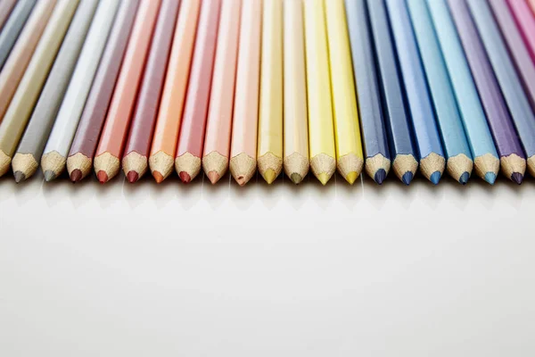 Wiele różnych kolorowych ołówków na białym tle — Zdjęcie stockowe