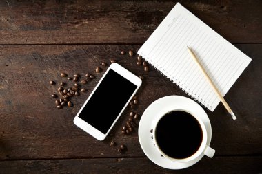 fincan kahve ve ahşap smartphone 