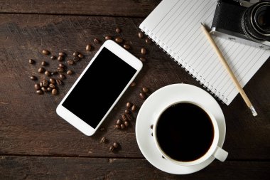 fincan kahve ve ahşap smartphone 