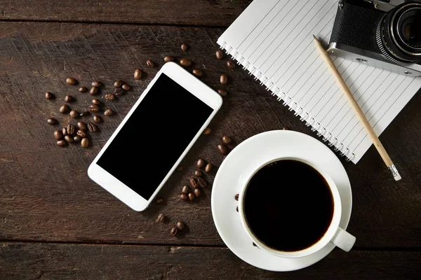 fincan kahve ve ahşap smartphone 