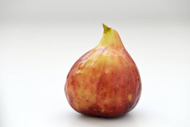 beyaz zemin üzerinde bir taze incir