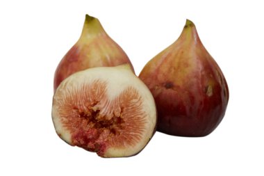 Beyaz arka planda dilimlenmiş taze incirler.