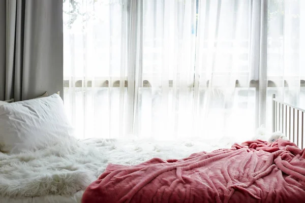 Белая спальня с белой занавеской на окне — стоковое фото