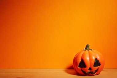 Cadılar Bayramı tatil kavramı üzerinde ahşap masa kabak