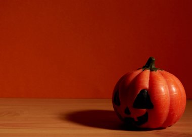 Cadılar Bayramı tatil kavramı üzerinde ahşap masa kabak