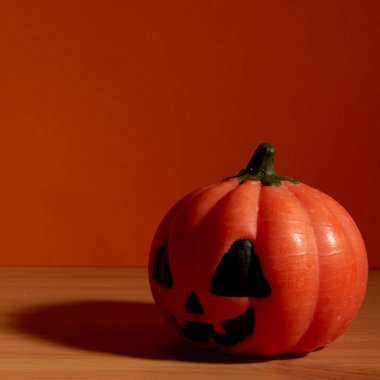 Cadılar Bayramı tatil kavramı üzerinde ahşap masa kabak