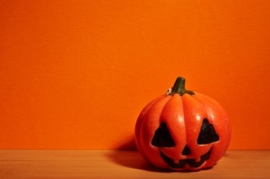 Cadılar Bayramı tatil kavramı üzerinde ahşap masa kabak