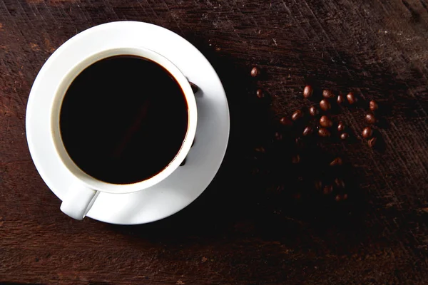 Weiße Kaffeetasse und Bohnen — Stockfoto
