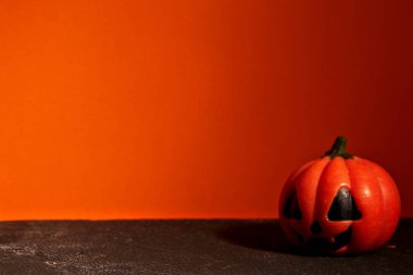 Cadılar Bayramı tatil kavramı üzerinde ahşap masa kabak