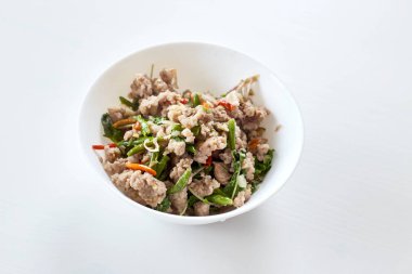 Heyecan kızarmış domuz eti ve fesleğen ile tepesinde 