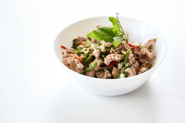 Heyecan kızarmış domuz eti ve fesleğen ile tepesinde 