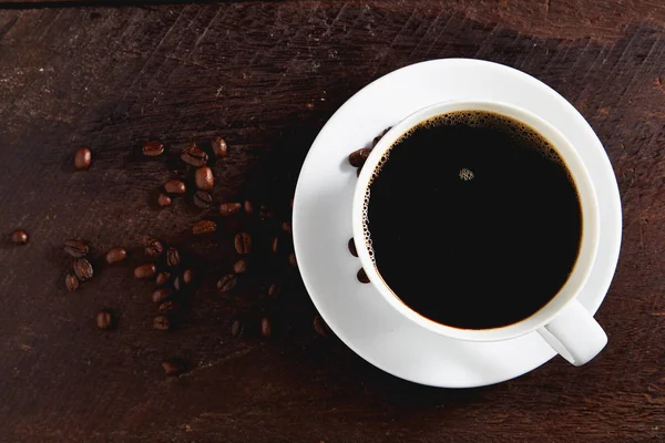 Beyaz kahve fincanı ve fasulye